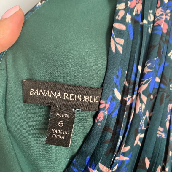 Long black/green, double layer dress with a lace above the waist around it. - Picture 5 of 5